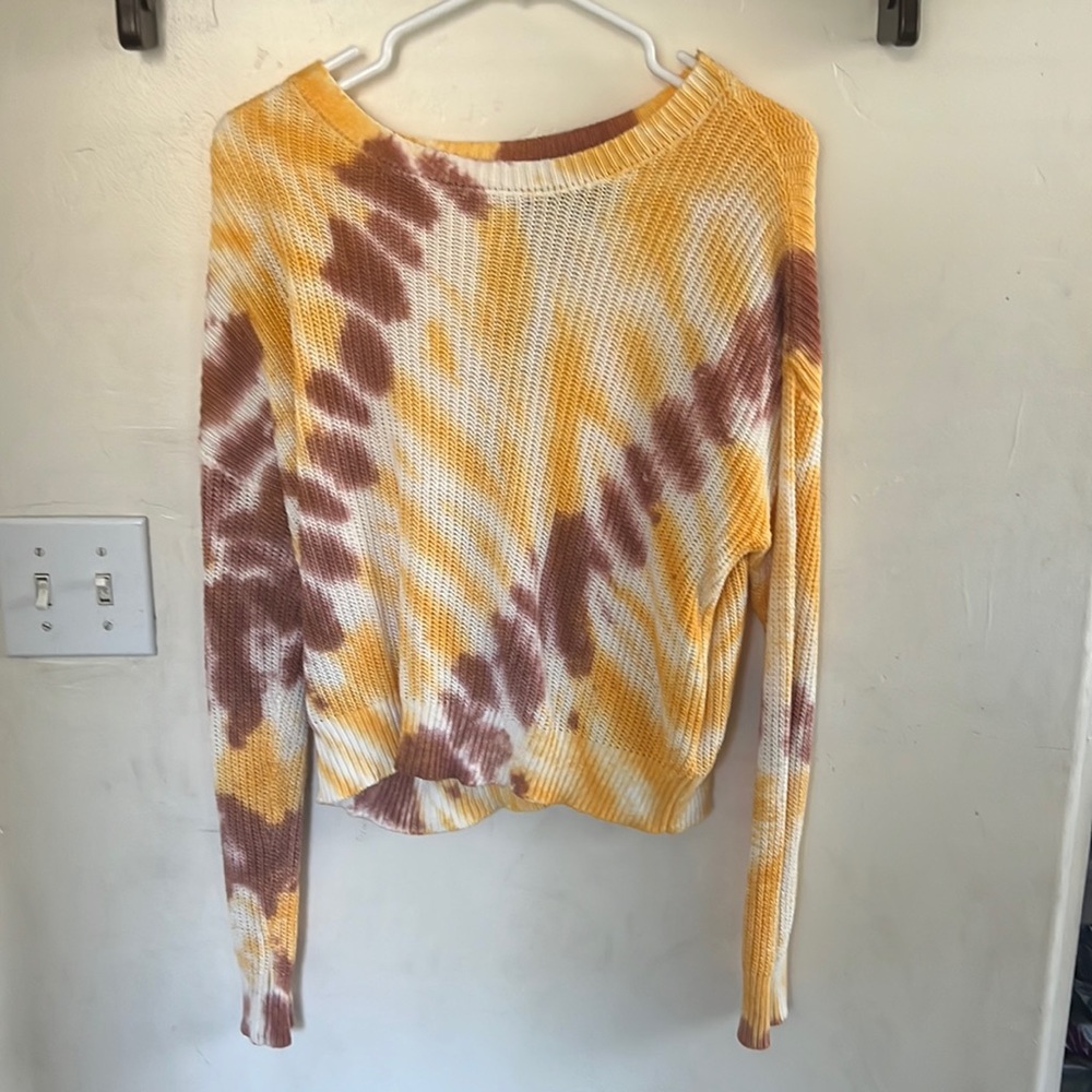 LUMIÈRE knitted sweater, colors: white, yellow, and brownish red.